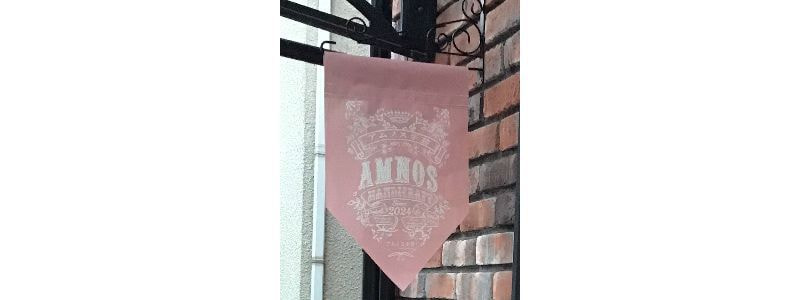 店先に桃色のフラッグ