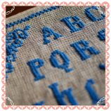 クロス・ステッチのヴィンテージ・ブルー・サンプラー　Cross stitch vintage blue sampler.